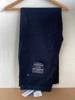 TOMMY HILFIGER THFLEX 1985 CHINOS IN NAVY - UK 36 X 32: LOCATION - E1