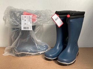 2 X PAIRS OF DUNLOP BLIZZARD FUR LINED WELLIES IN BLUE/BLACK - UK 6: LOCATION - E6