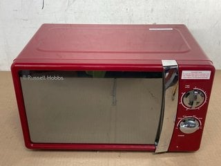 RUSSELL HOBBS 700W 17L MICROWAVE OVEN IN RED: LOCATION - H12