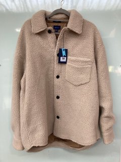 GANT OVERSIZED SHERPA OVERSHIRT IN PUTTY - SIZE XL - RRP £220: LOCATION - BOOTH