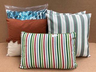 5 X ASSORTED JOHN LEWIS & PARTNERS OUTDOOR CUSHION IN VARIOUS DESIGNS: LOCATION - G7