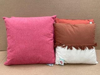 4 X JOHN LEWIS & PARTNERS OUTDOOR CUSHIONS IN VARIOUS COLOURS AND SIZES: LOCATION - G8