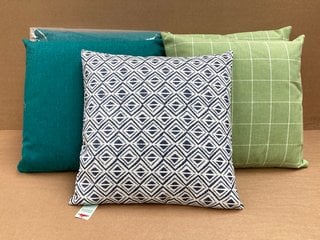 5 X JOHN LEWIS & PARTNERS OUTDOOR CUSHIONS IN VARIOUS COLOURS: LOCATION - G8