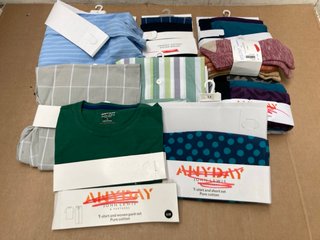 QTY OF ASSORTED JOHN LEWIS & PARTNERS MENS CLOTHING IN VARIOUS SIZES TO INCLUDE 3 PACK ORGANIC COTTON WOVEN BOXERS- UK SIZE L: LOCATION - G14