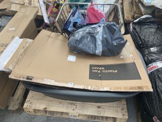 PALLET OF ASSORTED PET ITEMS TO INCLUDE LARGE PLASTIC DOG BED IN GREY: LOCATION - B5 (KERBSIDE PALLET DELIVERY)