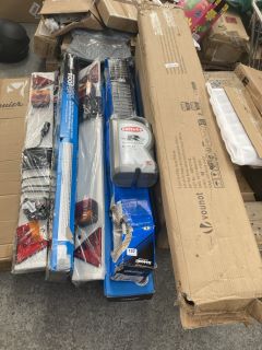 PALLET OF ASSORTED ITEMS TO INCLUDE SUMMIT UNIVERSAL ROOF BARS: LOCATION - B5 (KERBSIDE PALLET DELIVERY)