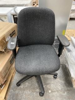 FABRIC ADJUSTABLE OFFICE CHAIR IN BLACK: LOCATION - A7