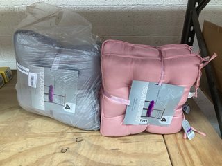 2 X GAVENO MODULA SEAT CUSHION SETS OF 4 IN PINK AND GREY: LOCATION - AR4