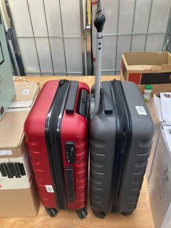 2 X ASSORTED HARD SHELL CABIN SUITCASE TO INCLUDE 1 X RED CABIN BAG: LOCATION - A8