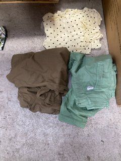 3 X ASSORTED JOHN LEWIS & PARTNERS WOMENS CLOTHING IN VARIOUS SIZES TO INCLUDE AND/OR CARGO TROUSERS IN GREEN - SIZE UK 12: LOCATION - A8