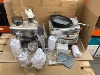 QTY OF ASSORTED KITCHEN ITEMS TO INCLUDE SET OF ASSORTED SHAPE AND SIZE PLASTIC STORAGE JARS , DAEWOO 6.5L STAINLESS STEEL SLOW COOKER: LOCATION - E12