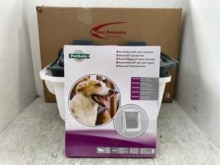 3 X ASSORTED PET ITEMS TO INCLUDE PETSAFE SMALL DOG FLAP: LOCATION - E11