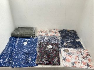 10 X ASSORTED WOMENS APRICOT CLOTHING SIZE: 12 TO INCLUDE SEASHELL RESORT SHIRT IN NAVY: LOCATION - E5