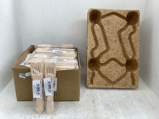 3 X ASSORTED ITEMS TO INCLUDE BOX OF SET OF 4 BEECH SPATULAS: LOCATION - E5