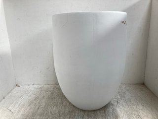 LARGE CLAY PLANTER IN PURE WHITE: LOCATION - H8