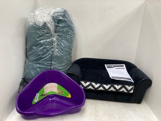 3 X ASSORTED PET ITEMS TO INCLUDE SCRUFFS LARGE TEAL COLOURED PET BED: LOCATION - H13