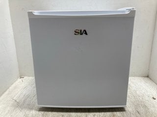 SIA A+ +MINI FRIDGE MODEL: TT01 WH: LOCATION - H17