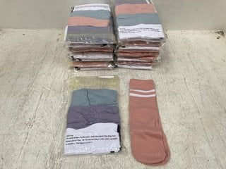 QTY OF FASHION TIDE 4 PAIRS OF FITNESS SOCKS IN VARIOUS COLOURS SIZE: M: LOCATION - F0