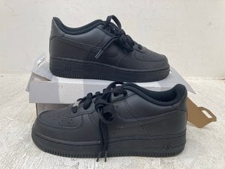 NIKE FORCE 1 LACE UP TRAINERS IN BLACK SIZE: 6 RRP - £110: LOCATION - F0