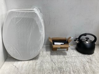 QTY OF ASSORTED ITEMS TO INCLUDE 4 X PLASTIC TOILET SEAT REPLACEMENTS , BOX OF MOUNTAIN WAREHOUSE MINI FLOOD LIGHT TORCHES: LOCATION - G6