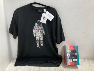 PAUL SMITH 5 PACK ORGANIC COTTON STRETCH BOXERS IN BLACK SIZE: L TO INCLUDE PAUL SMITH REGULAR FIT ASTRONAUT PRINT TSHIRT IN BLACK SIZE: XL: LOCATION - G6