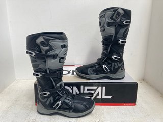 ONEAL RMX MOTOCROSS BOOTS IN BLACK AND GREY SIZE: 45 EU: LOCATION - H1