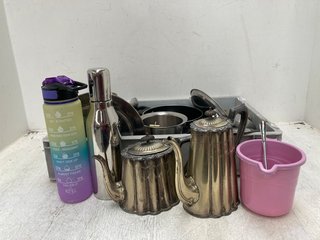 QTY OF ASSORTED ITEMS TO INCLUDE 2 X LARGE STAINLESS STEEL PATTERNED TEAPOTS: LOCATION - G9