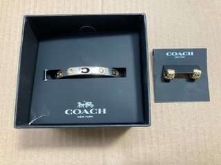 2 X ASSORTED COACH JEWELLERY ITEMS TO INCLUDE LOGO PRINT HOOP STUD EARRINGS IN GOLD: LOCATION - G15