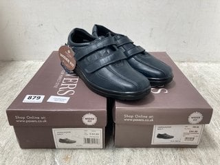 2 X PAVERS WOMENS WIDER FIT LEATHER VELCRO STRAP SHOES IN NAVY SIZE: 4 AND 5.5: LOCATION - G16