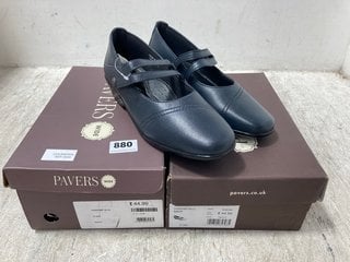 2 X PAVERS WOMENS LEATHER VELCRO STRAP HEELED SHOES IN NAVY SIZE: 6: LOCATION - G16