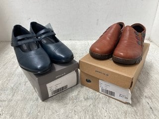 2 X ASSORTED PAVERS WOMENS SHOES TO INCLUDE LEATHER VELCRO STRAP HEELED SHOES IN NAVY SIZE: 6: LOCATION - G16