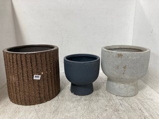 2 X ASSORTED CLAY CIRCULAR PLANTERS IN RIBBED BROWN AND SLATE GREY: LOCATION - G17