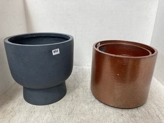 3 X ASSORTED CLAY CIRCULAR PLANTERS IN BROWN AND DARK GREY: LOCATION - G17