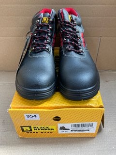 BLACK HAMMER STEEL TOE PROTECTIVE CHUKKA BOOTS IN BLACK SIZE: 9: LOCATION - E15