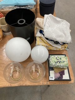 (COLLECTION ONLY) QTY OF ASSORTED HOMEWARE TO INCLUDE 2 X GLOBE STYLE LIGHT SHADES IN CLEAR GLASS AND BRASS FINISH: LOCATION - C8