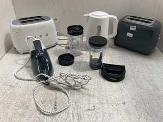 QTY OF ASSORTED KITCHEN ITEMS TO INCLUDE DUALIT 2 SLICE TOASTER IN GREY: LOCATION - BR13