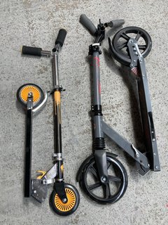 EVO STREET RIDER SCOOTER IN BLACK/GREY - RRP £110.00 TO ALSO INCLUDE BATMAN 2 WHEELED SCOOTER IN YELLOW/BLACK: LOCATION - BR2