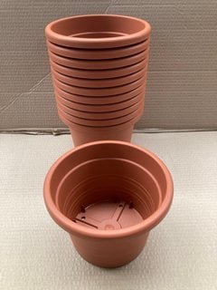 12 X VECA RECYCLED PLASTIC VASO 20CM PLANT POTS IN TERRACOTTA: LOCATION - B4