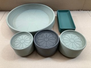 QTY OF ASSORTED ROUND GARDEN PLANT POT WATER TRAYS IN ASSORTED STYLES AND SIZES: LOCATION - B4