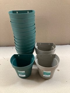 15 X VECA RECYCLED PLASTIC CLEO VASO WALL HUNG 18CM PLANTERS IN DARK GREEN AND TAUPE FINISHES: LOCATION - B4