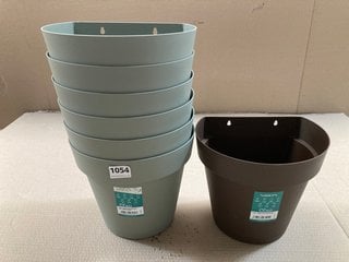 7 X VECA RECYCLED PLASTIC CLEO VASO 25CM WALL HUNG PLANTERS IN SAGE GREEN AND BROWN FINISHES: LOCATION - B4