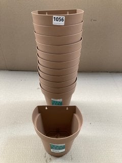 12 X VECA RECYCLED PLASTIC CLEO VASO 18CM WALL HUNG PLANTERS IN TERRACOTTA: LOCATION - B4