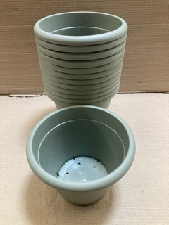 13 X VECA RECYCLED PLASTIC VASO NAXOS 25CM PLANT POTS IN SAGE GREEN: LOCATION - B4