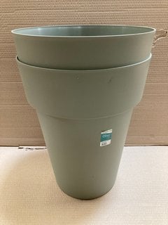 2 X VECA RECYCLED PLASTIC CLEO VASO ALTO 45CM PLANTERS IN SAGE GREEN: LOCATION - B4