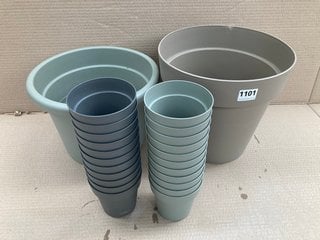 QTY OF ASSORTED VECA RECYCLED PLASTIC GARDEN PLANT POTS TO INCLUDE CLEO VASO 30CM PLANT POT IN STONE GREY: LOCATION - B4