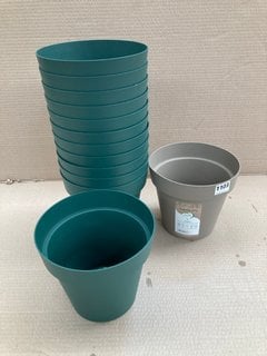 13 X VECA RECYCLED PLASTIC CLEO VASO 20CM PLANT POTS IN TAUPE AND DARK GREEN: LOCATION - B4