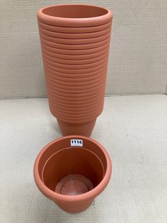 25 X VECA RECYCLED PLASTIC VASO NAXOS 20CM PLANTERS IN TERRACOTTA: LOCATION - B4