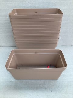 12 X VECA RECYCLED PLASTIC CASSETTA CLEO 40CM PLANTERS IN TERRACOTTA: LOCATION - B4