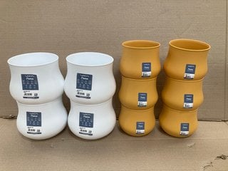 6 X VECA RECYCLED PLASTIC VASO POMO 15CM PLANTERS IN MANGO TO INCLUDE 4 X VASO POMO 19CM PLANTERS IN BIANCO WHITE: LOCATION - B5