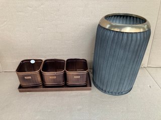 2 X ASSORTED ITEMS TO INCLUDE OUTDOOR HAMPTON COPPER SET OF 3 HERB PLANTERS WITH TRAY: LOCATION - B5